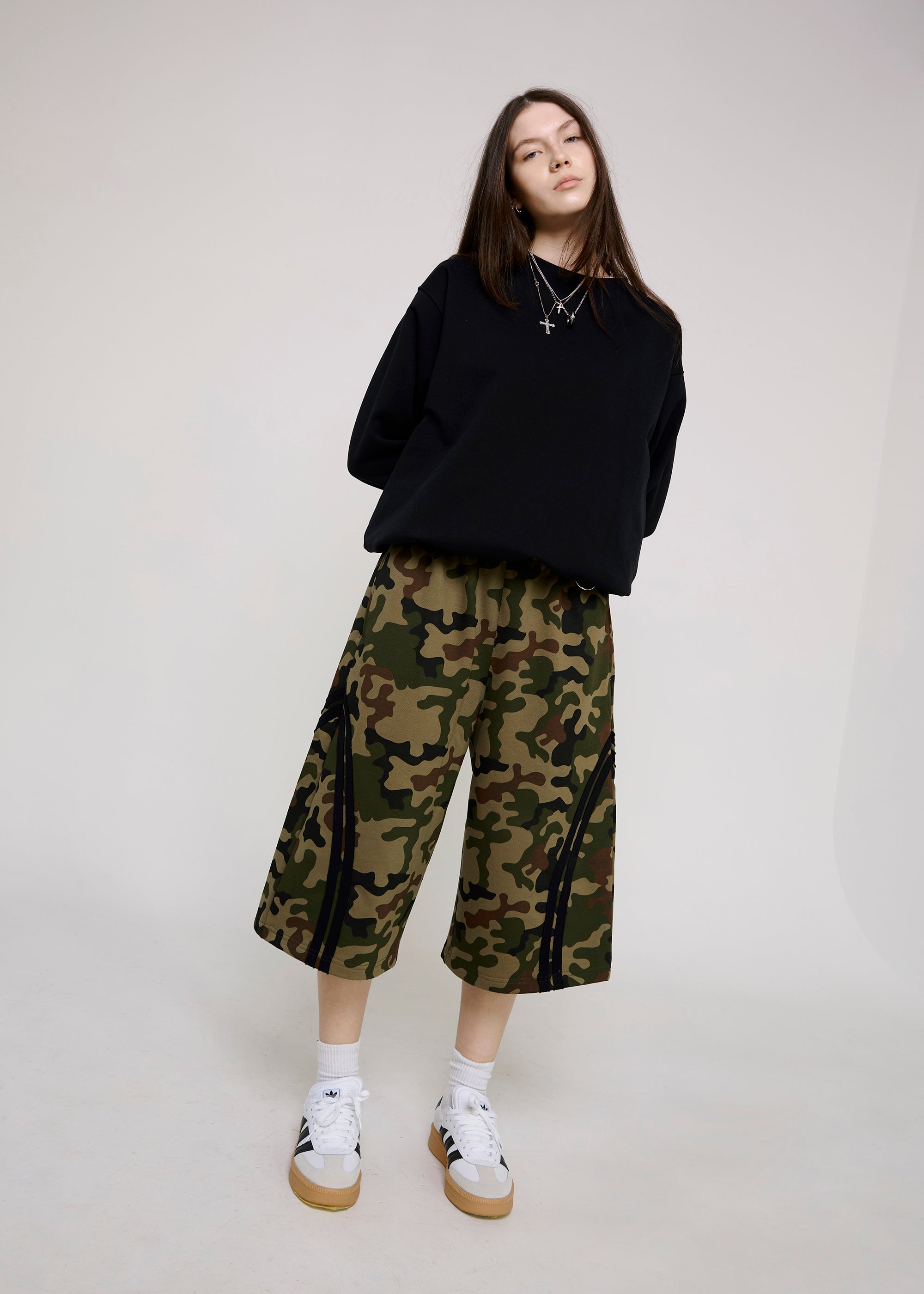 BASIC black crewneck